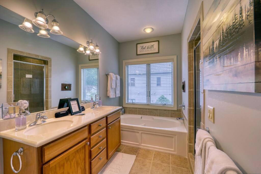 Bucket List Views Sugar Mountain Private Condo - 2Bed, 2Bath, Sleeps 6, Panoramic Views Of Mountains From Large Deck, Short Drive To Shopping, Restaurants, Cafes & Banner Elk Town Eksteriør billede